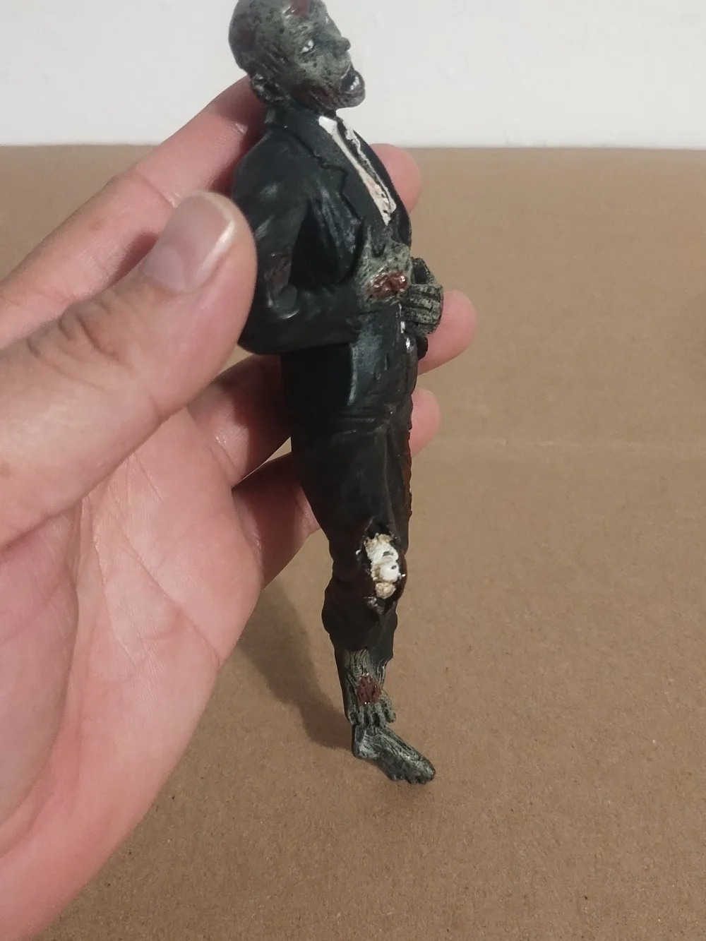 Amazing Gift Walking Dead Zombie Pen Holder Figurine 6.75